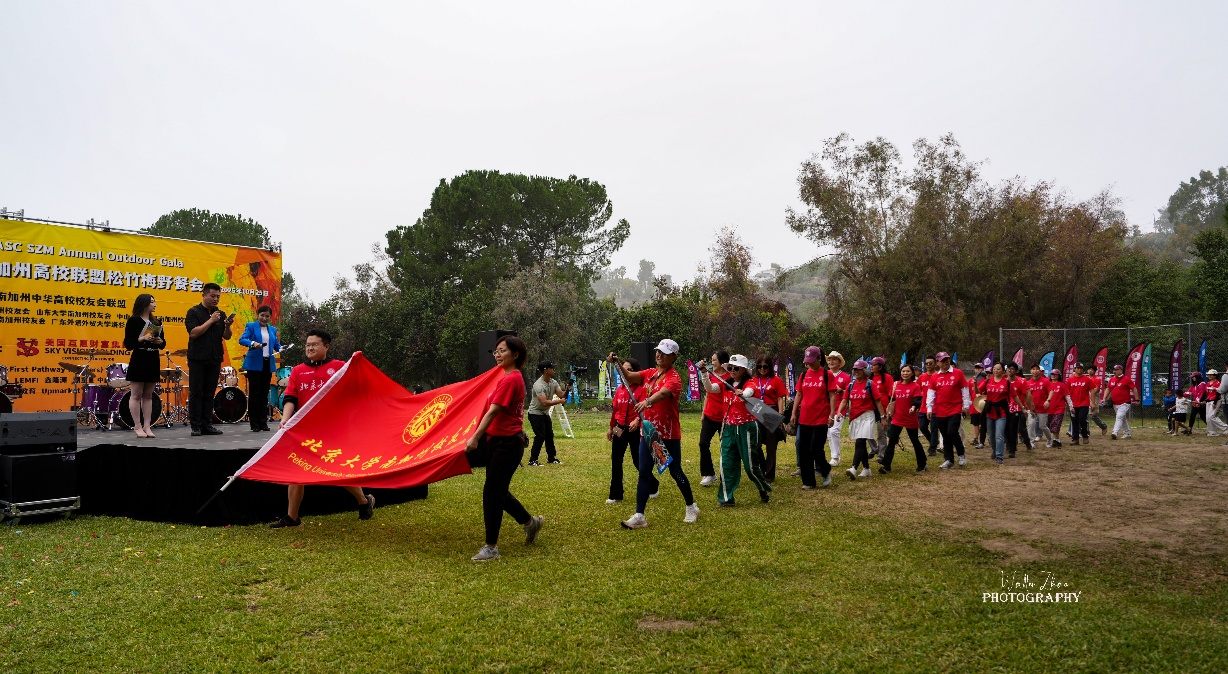 一群人站在草地上
AI 生成的内容可能不正确。